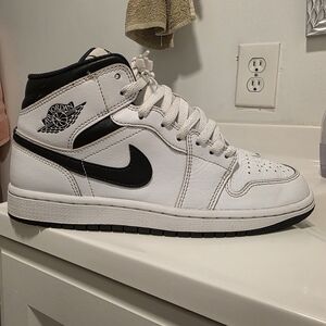 Jordan 1 Mid Reverse Pands Size 8.5 Men